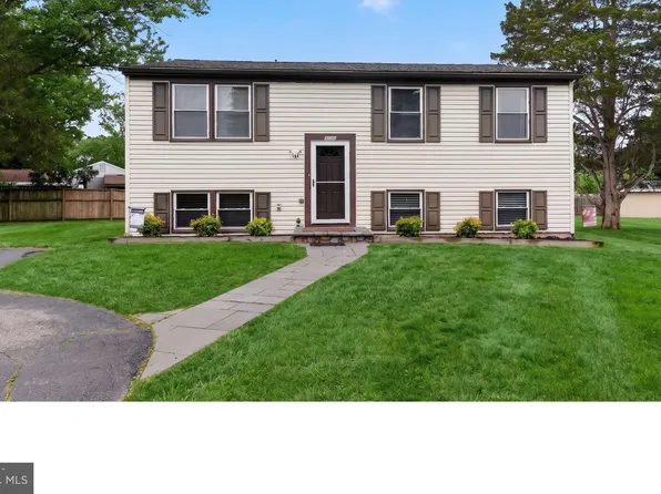 1245 Wilshire Dr, Herndon, VA 20170