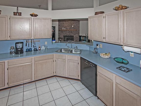 Kitchen - Tons of cabinets!