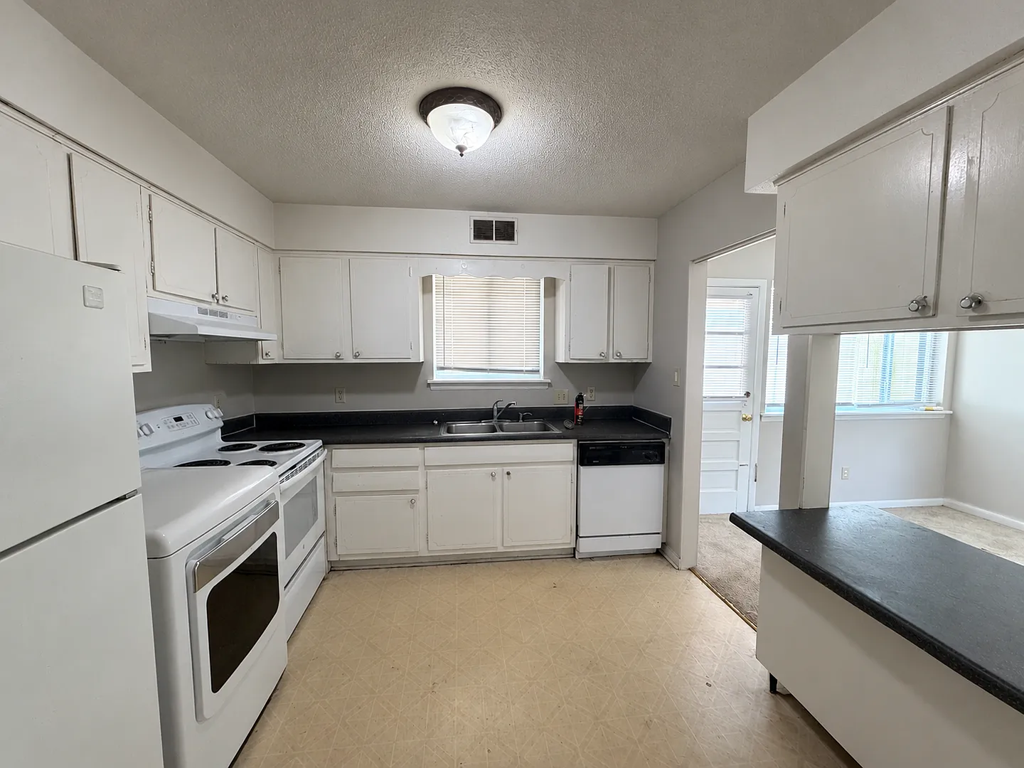 2 Bed 2.5 Bath - 10 Minutes to Downtown — Photo 3