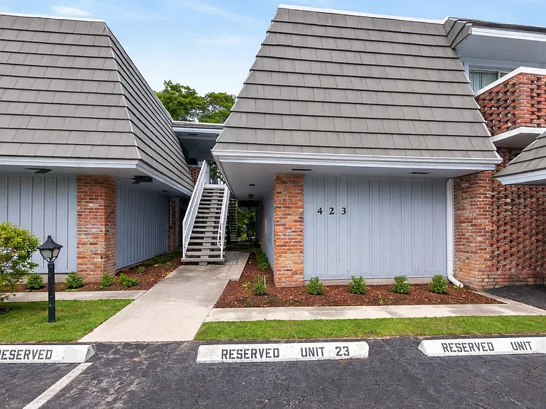 423 Pine Tree Ct #23 — Photo 1