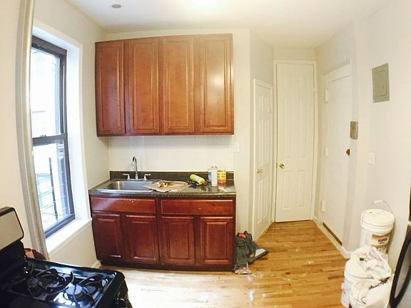 3rd image of 121 Jefferson Ave APT 6