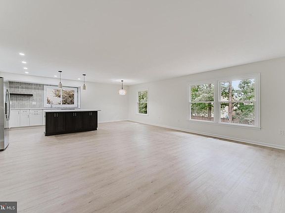 3rd image of 7107 Sontag Way