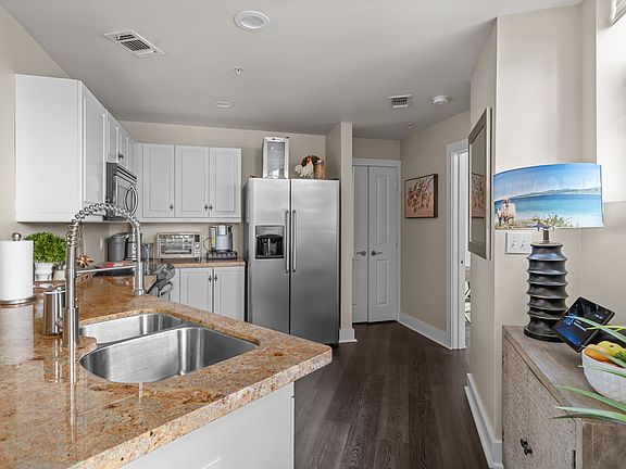 3rd image of 411 W 7th St APT 302