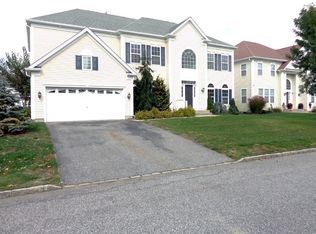 32 Woodstork Dr, Mount Sinai, NY 11766