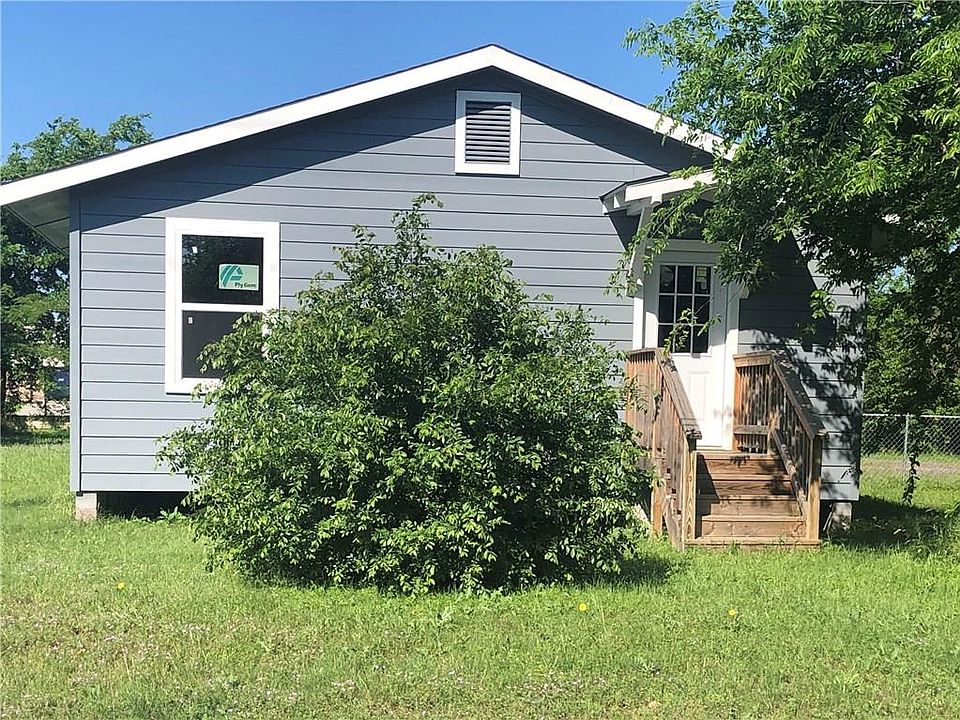 1st image of 207 S Brushy St