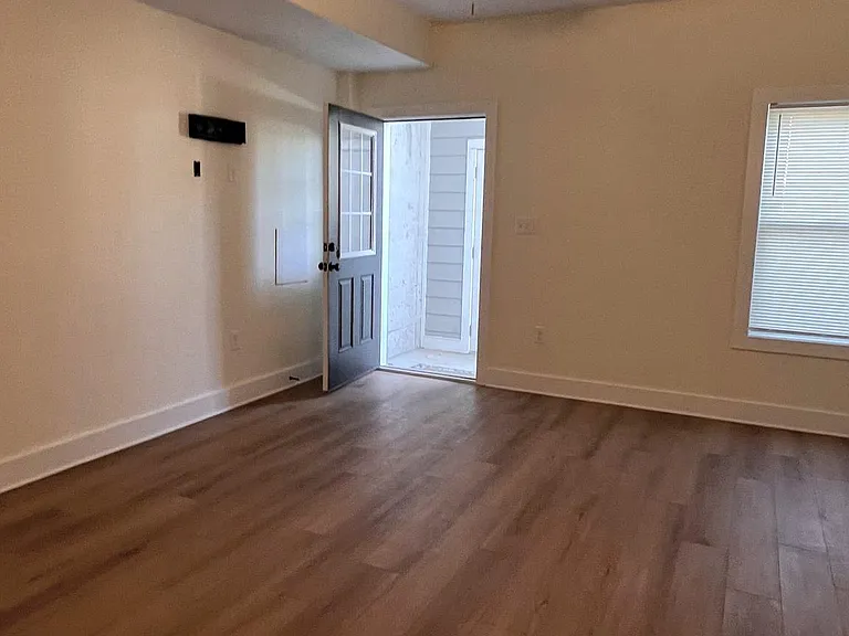 113 W North St #100 — Photo 5