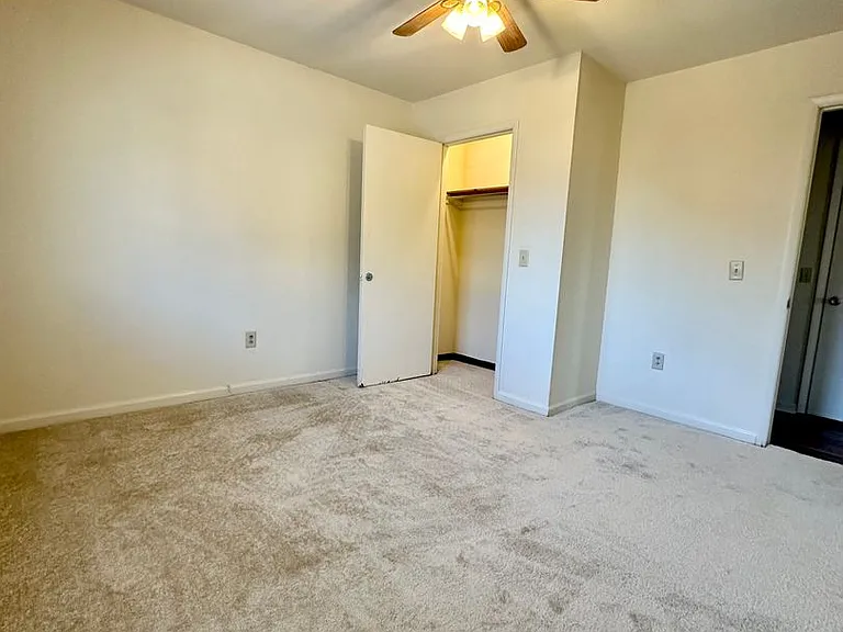 University Pointe Apartments — Photo 17