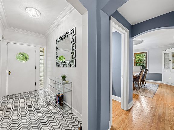 5th image of 301 W Cossitt Ave