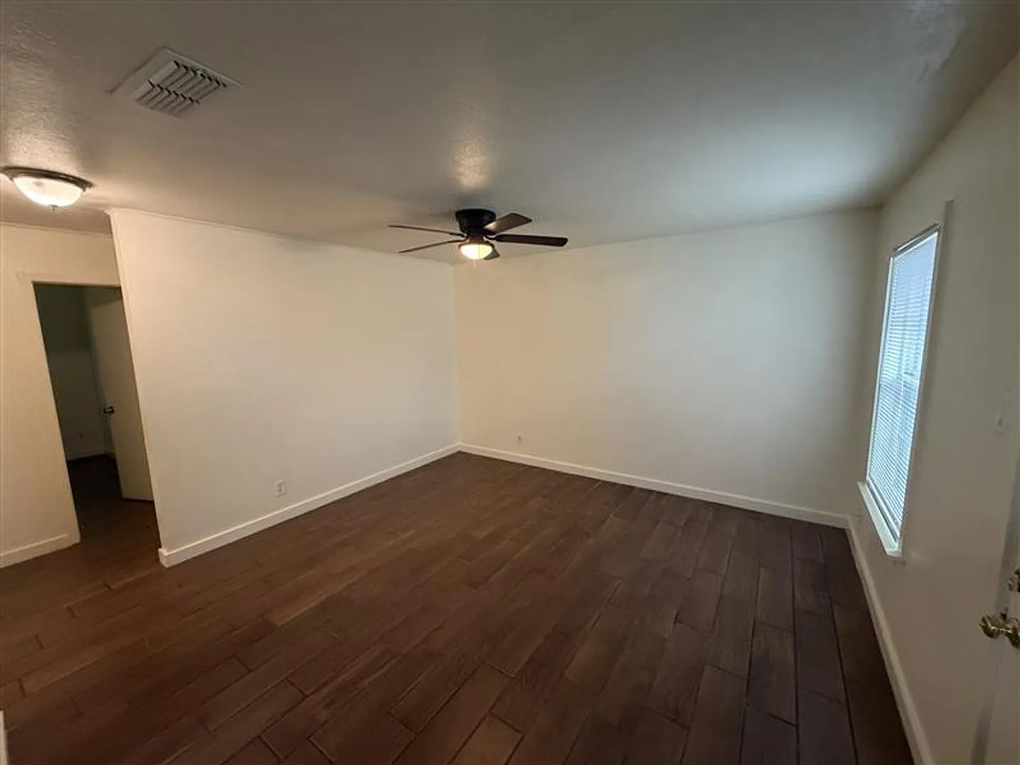 Cute 3/1 home with covered parking and large backyard — Photo 3