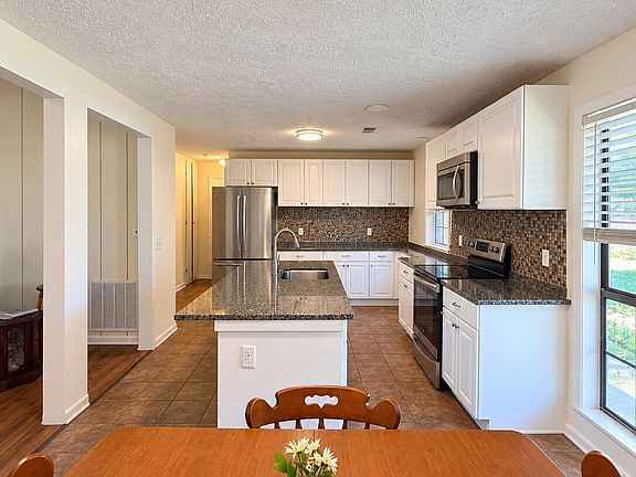 4th image of 90 Thomas Cir