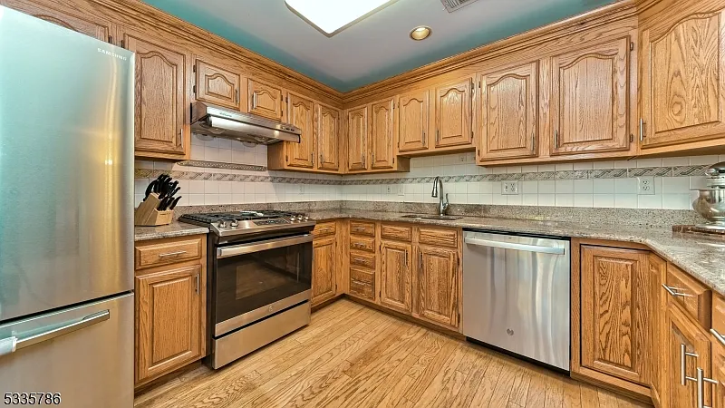 4 bed, 2.5 bath, $5,200 — Photo 4