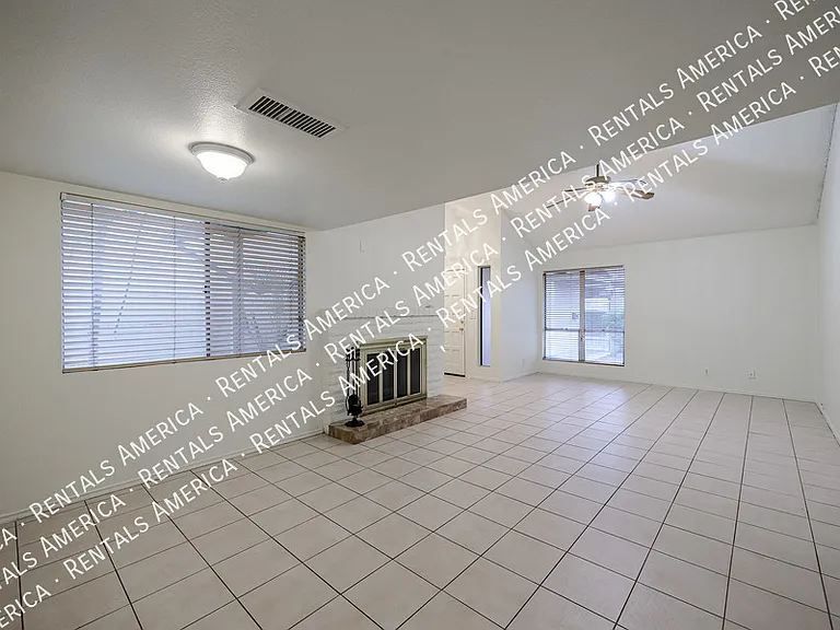 6626 N Majorca Ln W — Photo 4