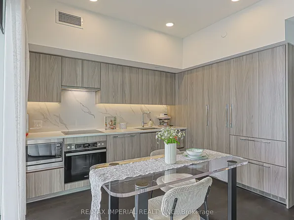 1 Concord Cityplace Way #3510, Toronto, ON M5V 0X3