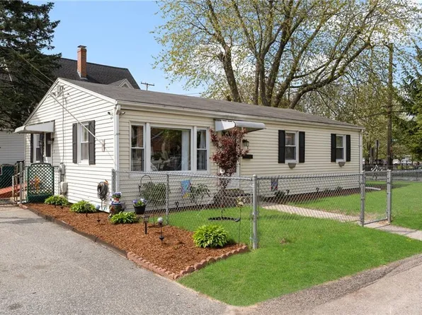 1 Dyer Ave, Riverside, RI 02915