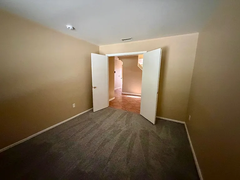 7205 S 39th Dr — Photo 6