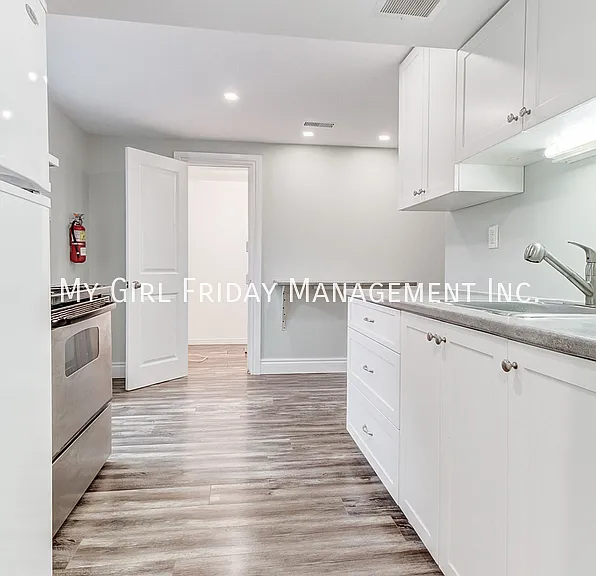 50 Austin Dr #LOWER — Photo 8