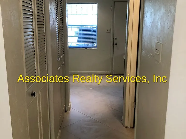 3625 SW 30th Ter — Photo 4