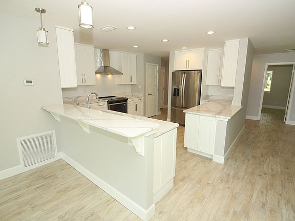 4th image of 240 Nob Hill Cir