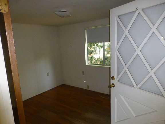 4th image of 1130 Grove St
