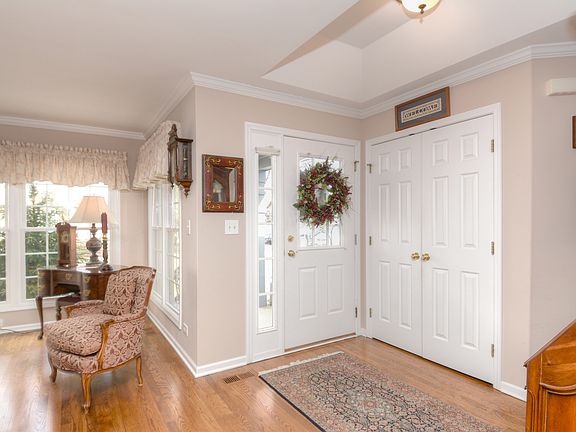 4th image of 262 Benton Ln