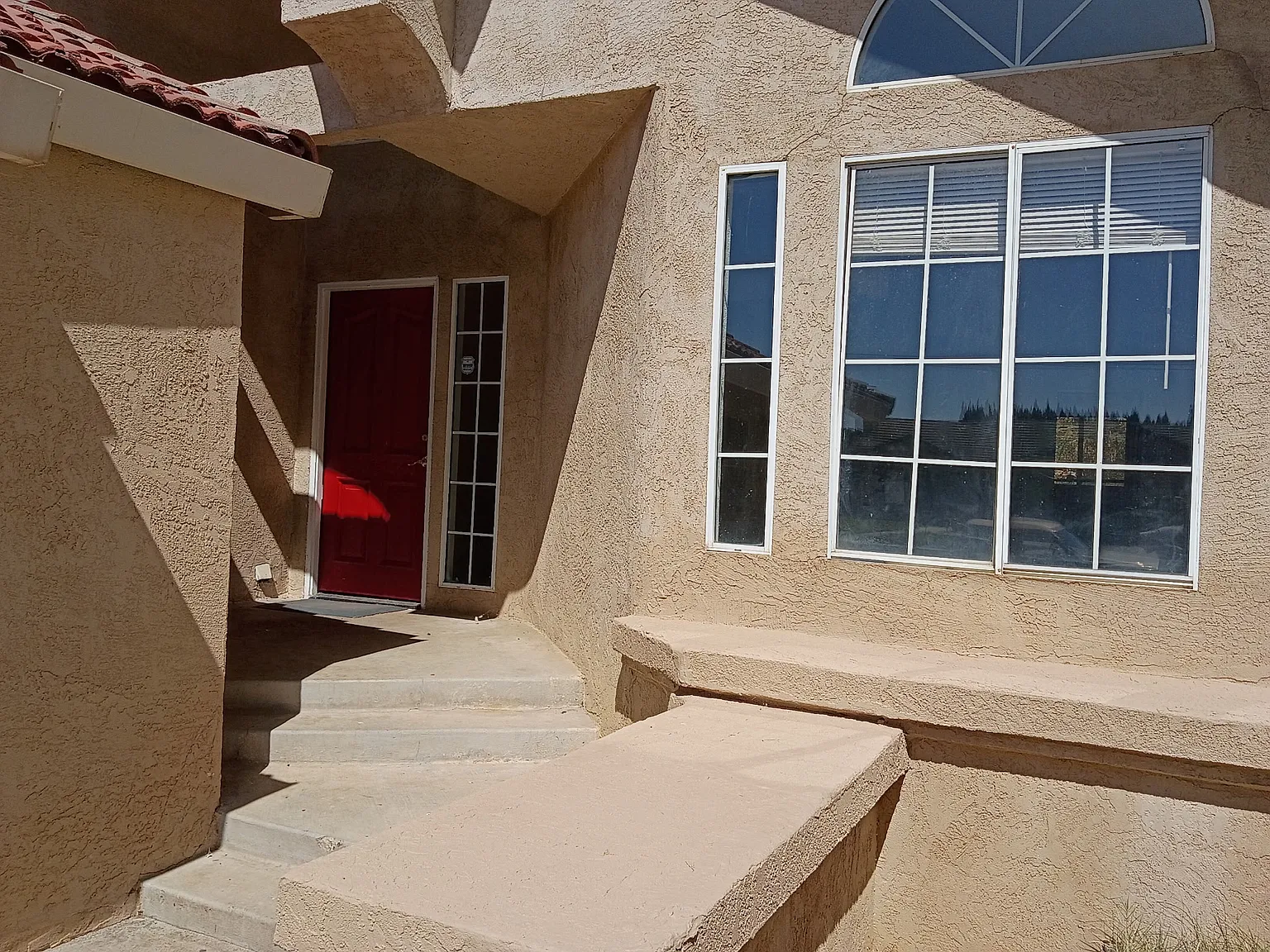 4 bed, 2427 sqft, $2,500 — Photo 2