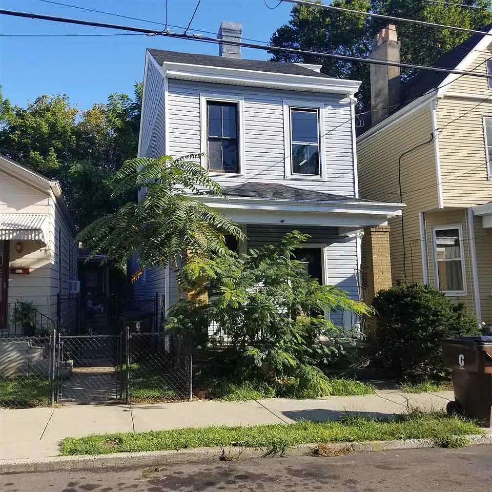 212 E 18th St photo 1