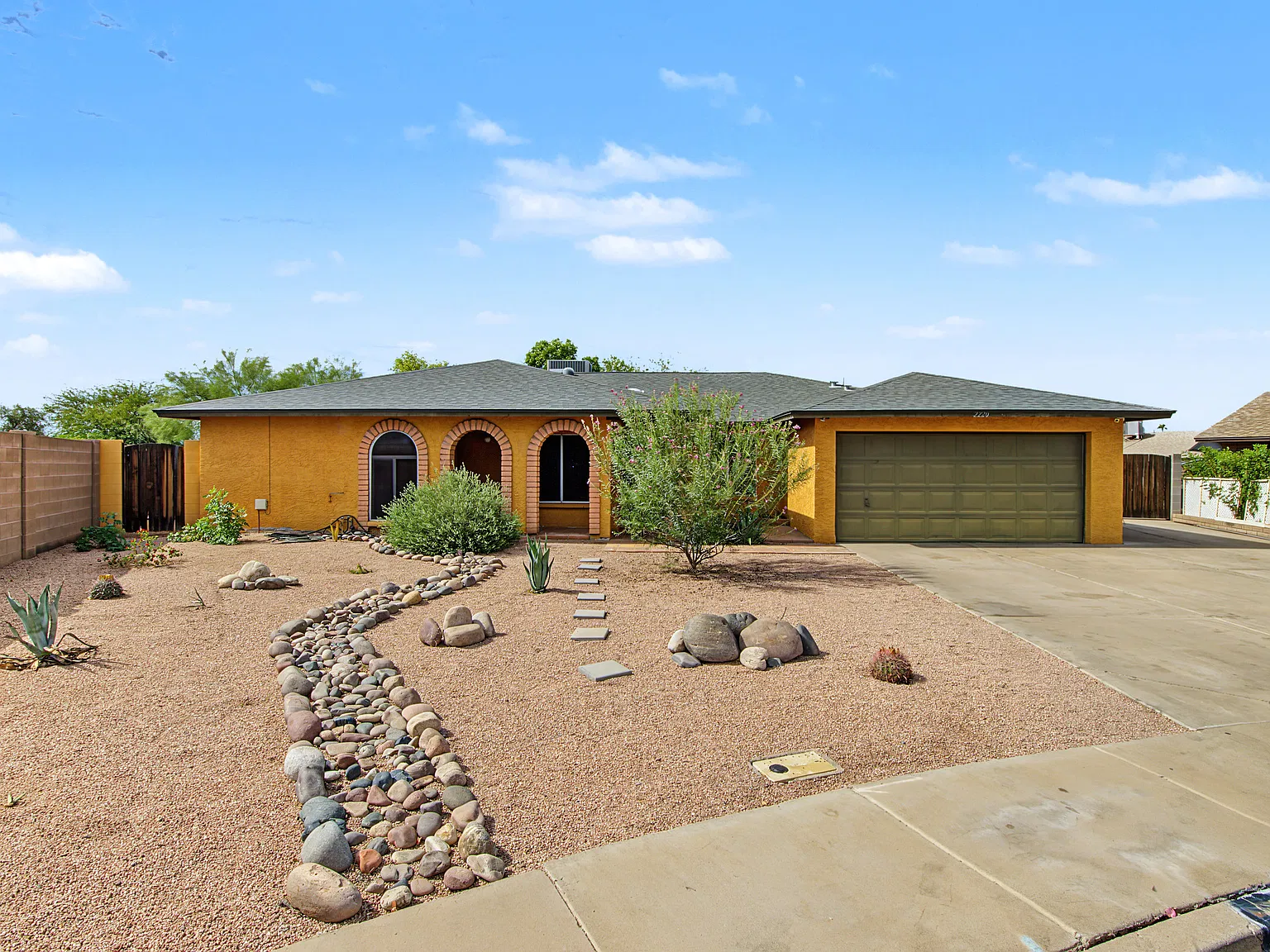 5 bed, 2187 sqft, $3,400 — Photo 2