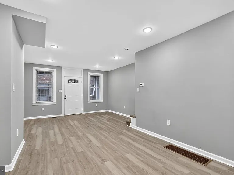 1333 S Newkirk St — Photo 3