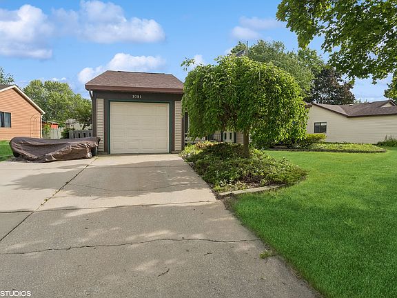 2nd image of 1081 Crestwood Ln