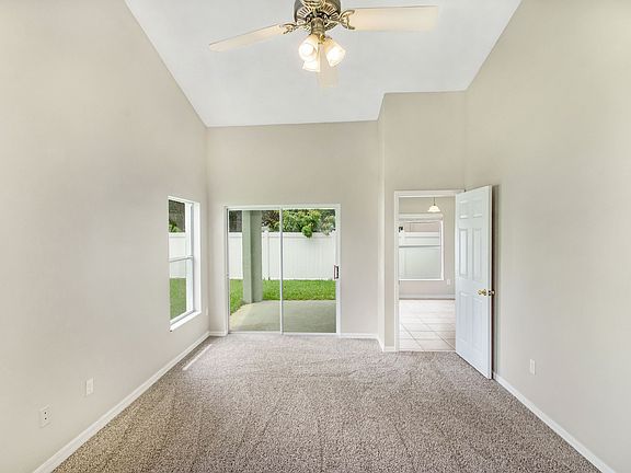 3rd image of 525 Winding Hollow Ave
