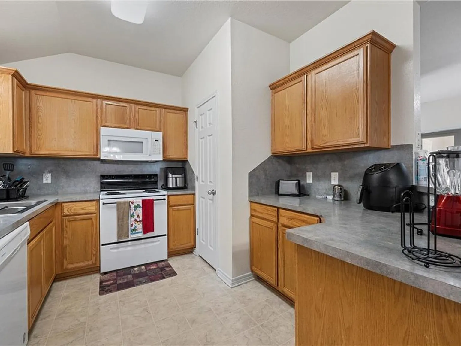860 N Lacy Dr — Photo 4