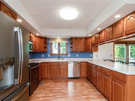 5th image of 117 Amsterdam Dr