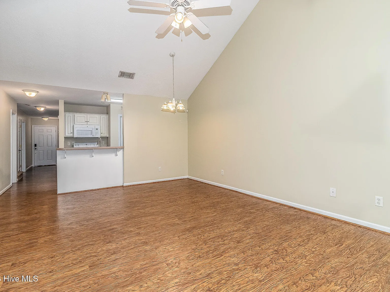 3 bed, 2.0 bath, 1377 sqft, $1,495 — Photo 2