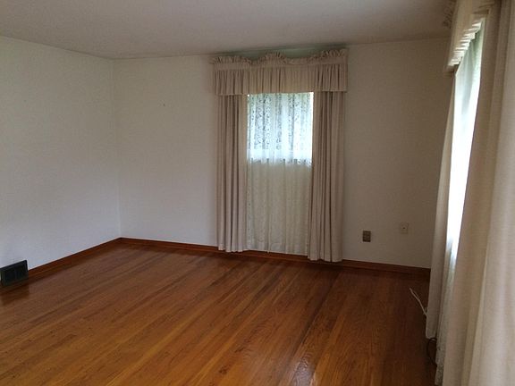 3rd image of 415 Shogan Dr