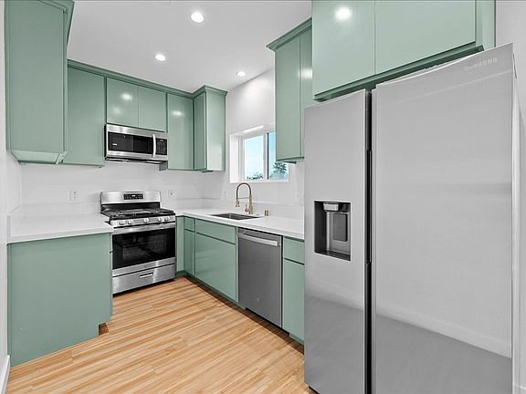 4th image of 4019 1/2 Montclair St