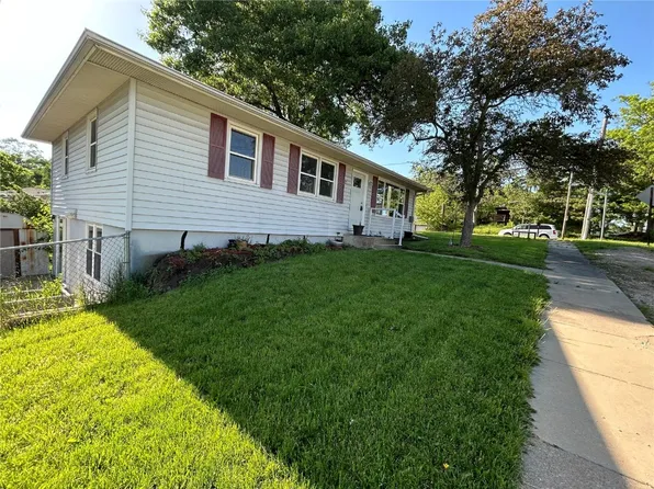 3035 Pioneer Ave SE, Cedar Rapids, IA 52403