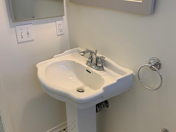 5th image of 1809 Oak St APT C