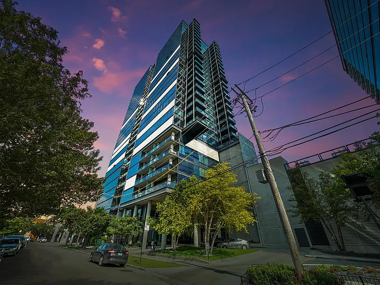 860 W Blackhawk St #2401 — Photo 1