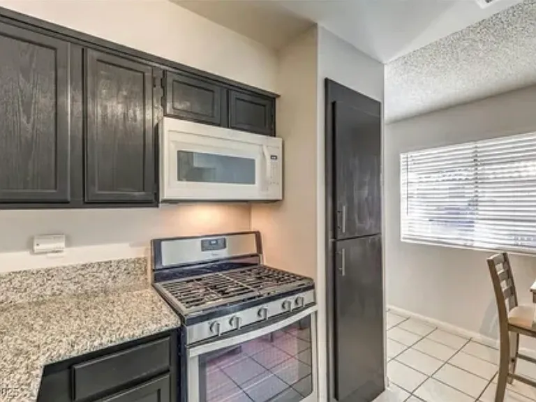 2132 Petersham Ct #D — Photo 10