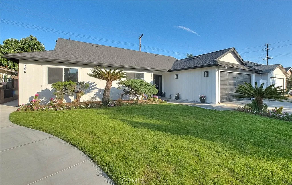 3 bed, 2.0 bath, 1020 sqft, $3,400 — Photo 2