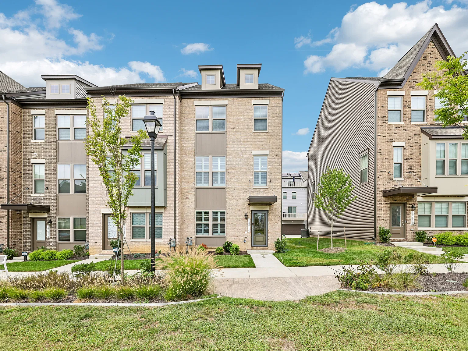 4 bed, 2400 sqft, $3,350 — Photo 4