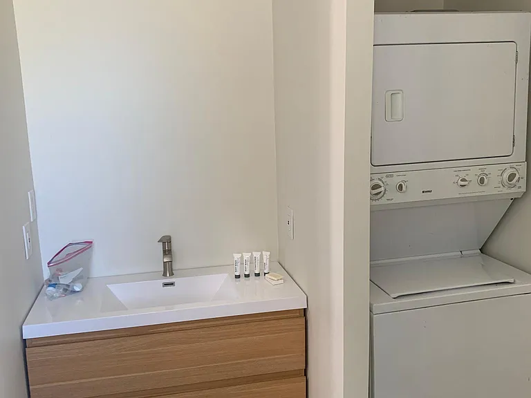 343 Stewart St #1/2 — Photo 11