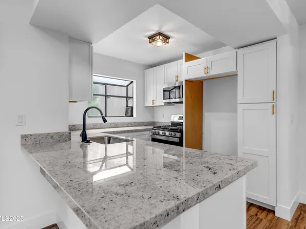 2624 Sunny Slope Dr APT 11, Sparks, NV 89434