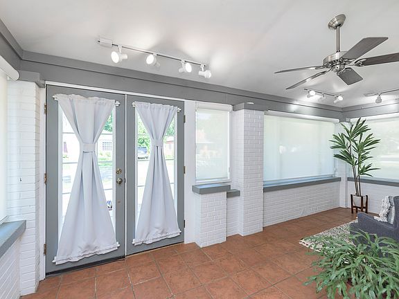 3rd image of 5849 Primrose Ave