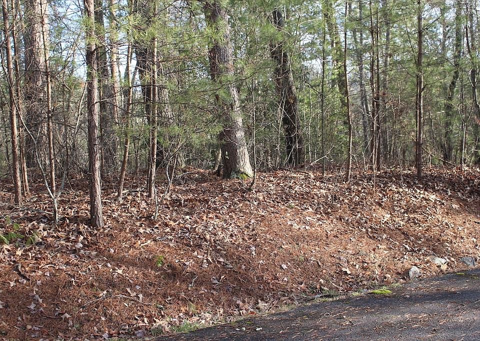 1st image of 8 Oakcrest Dr
