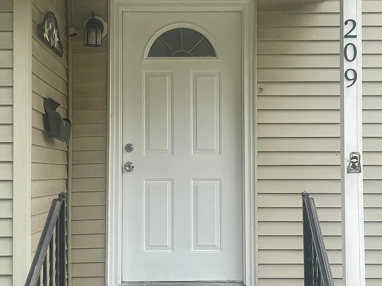 209 Maine Ave — Photo 2