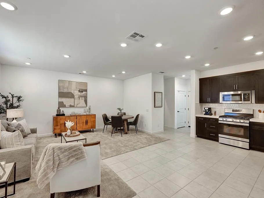 3 bed, 2.5 bath, 1611 sqft, $3,900 — Photo 4