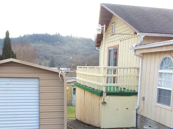 3rd image of 2047 NE Freemont Ave