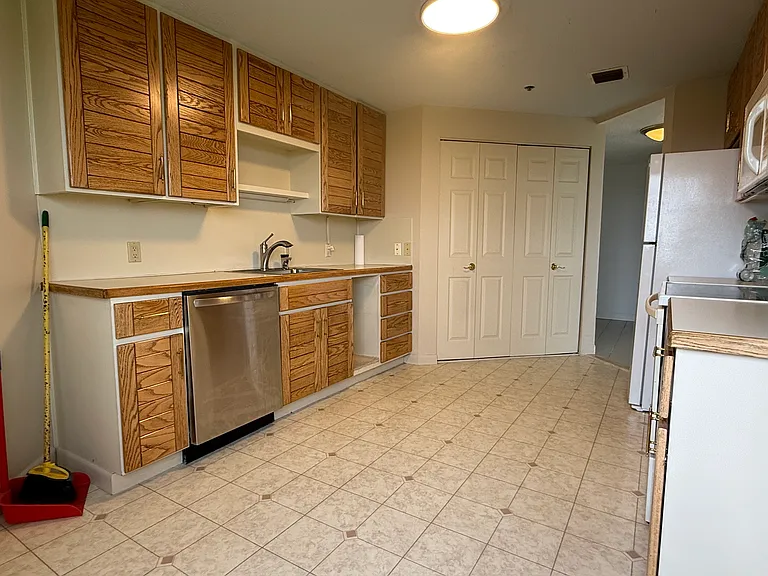 198 Burkhall St #505 — Photo 14