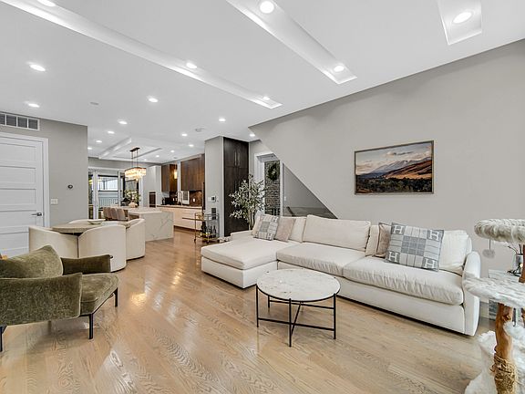 4th image of 819 N Hoyne Ave #1